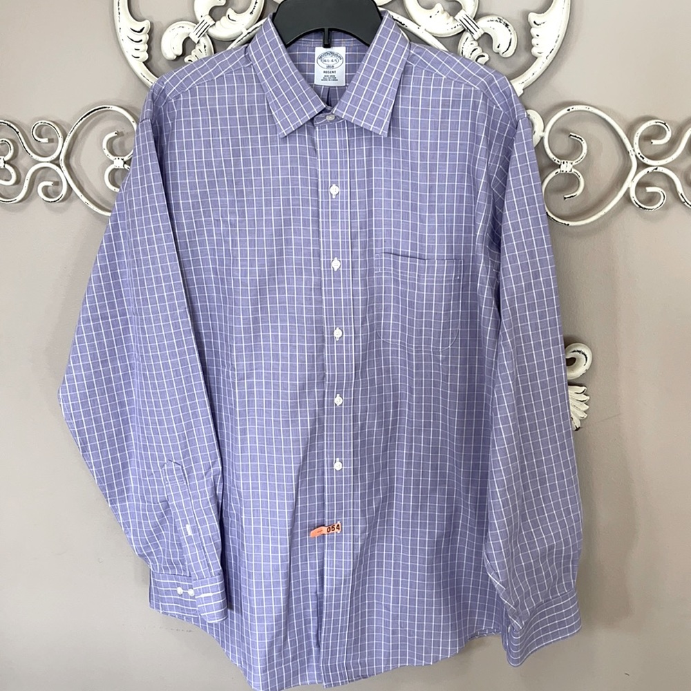 Men’s Brook Brothers long sleeve dress shirt.